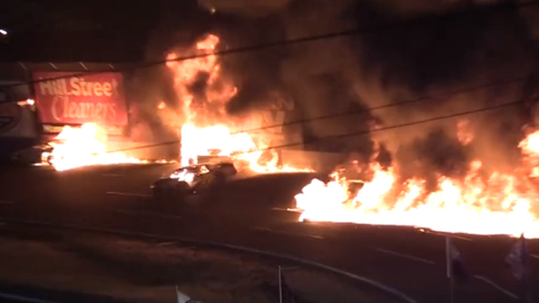 Αγωνιστικά αυτοκίνητα γίνονται παρανάλωμα του πυρός